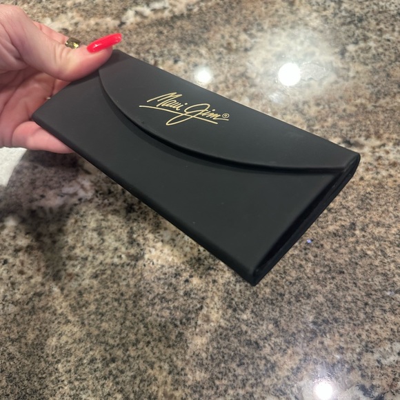 Maui Jim | Hard Tri-Fold Sunglasses Case | w Cleaning Cloth - Picture 3 of 3